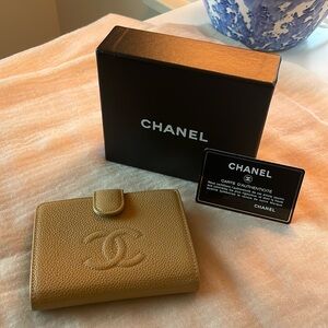CHANEL caviar bifold wallet